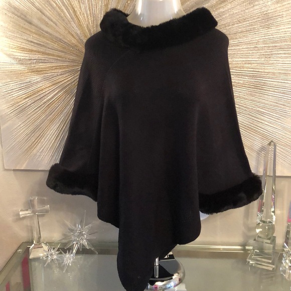 Justin & Taylor Sweaters - JUSTIN & TAYLOR BLACK FAUX FUR TRIM V SHAPE DOLMAN SLEEVE PONCHO